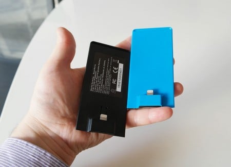 The black one on the left is a 1500mAh battery, while the blue on one on the right is a QI module for wireless charging.